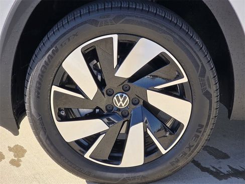 Used 2025 Volkswagen Atlas Cross Sport SEL image 11