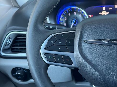 Used 2024 Chrysler Pacifica Touring-L image 7