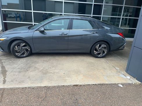 Used 2024 Hyundai Elantra Limited image 20