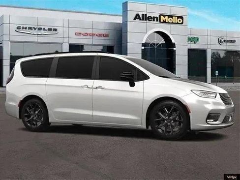 New 2024 Chrysler Pacifica Limited w/ S Appearance Package image 10