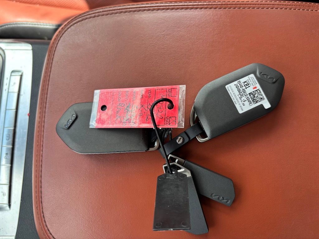Used 2025 Kia Carnival EX FWD image 11