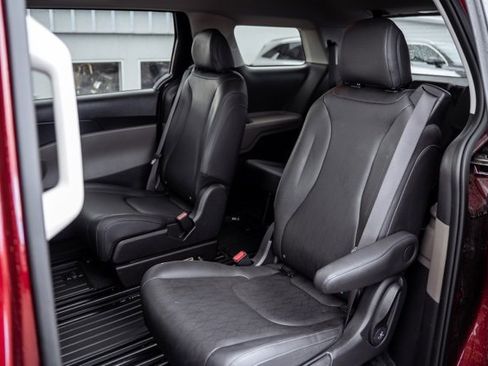 Used 2025 Kia Carnival image 23