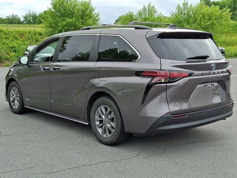 Used 2021 Toyota Sienna XLE AWD/4WD image 6