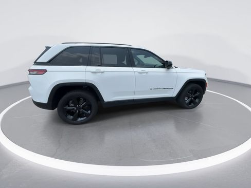 Used 2025 Jeep Grand Cherokee Limited w/ Black Appearance Package AWD/4WD image 9