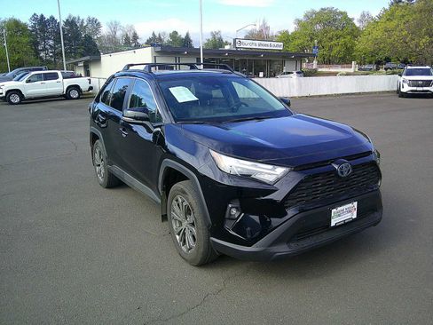 Used 2022 Toyota RAV4 XLE Premium image 7