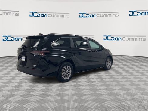 Used 2024 Toyota Sienna XLE image 8