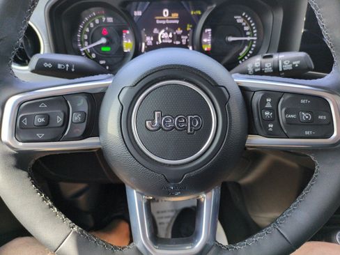 Used 2025 Jeep Wrangler Unlimited Sahara AWD/4WD image 16