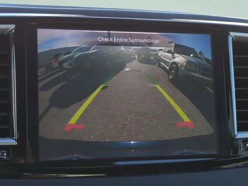 Used 2023 Chrysler Pacifica Touring-L image 6