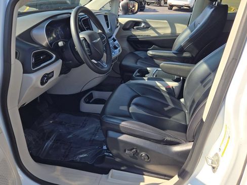 Certified 2023 Chrysler Pacifica Touring-L FWD image 5