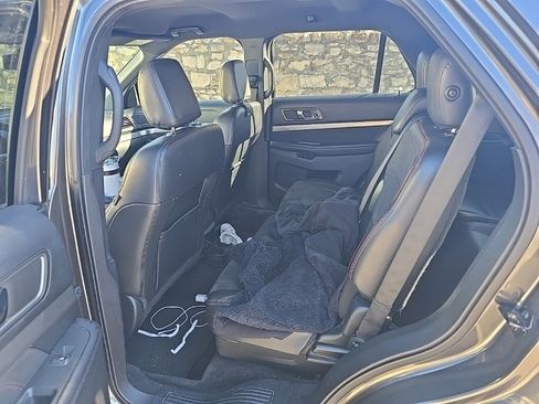 Used 2018 Ford Explorer XLT w/ Equipment Group 202A image 8