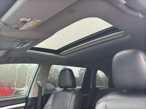 Used 2019 Toyota Highlander XLE image 24