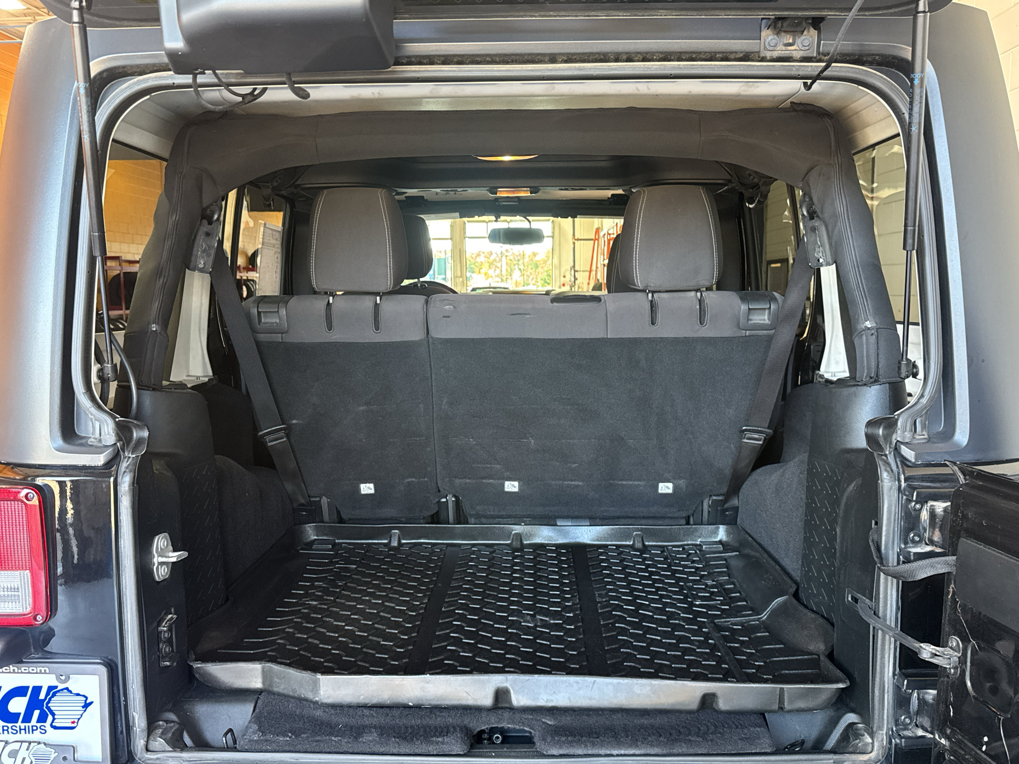 Used 2018 Jeep Wrangler Unlimited Sahara AWD/4WD image 16