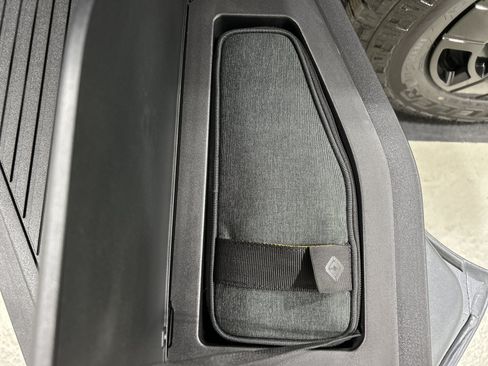 Used 2024 Rivian R1T Adventure AWD/4WD image 32