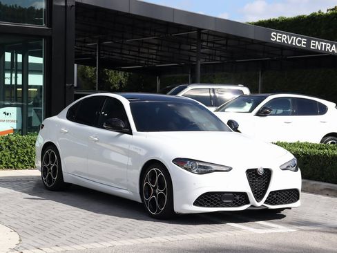 Used 2022 Alfa Romeo Giulia Veloce image 2