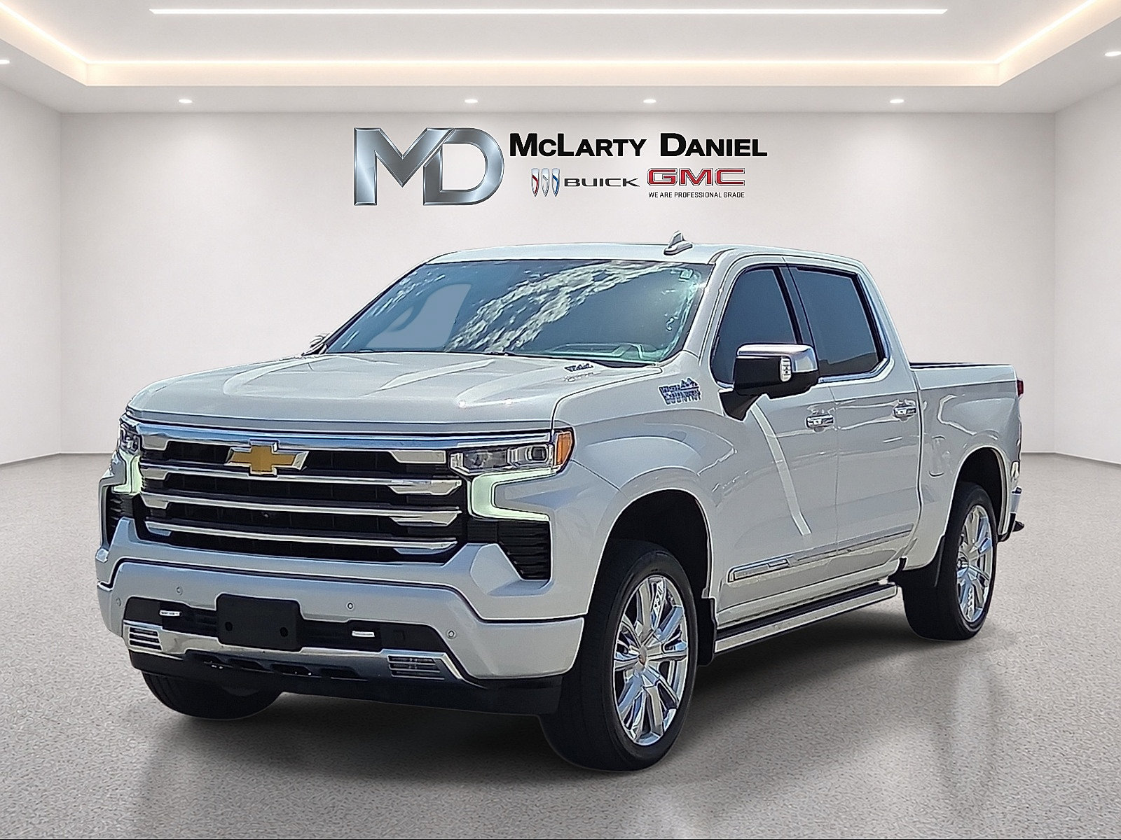 Used 2023 Chevrolet Silverado 1500 High Country w/ High Country Premium Package AWD/4WD image 3