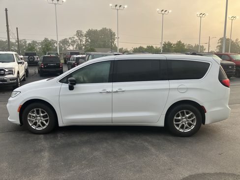 Used 2025 Chrysler Pacifica Select FWD image 4