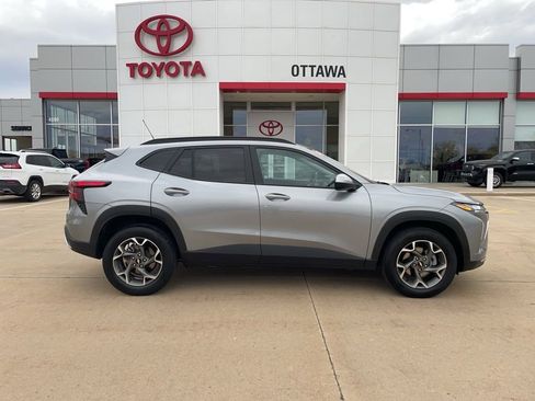 Used 2025 Chevrolet Trax LT w/ LT Convenience Package FWD image 4