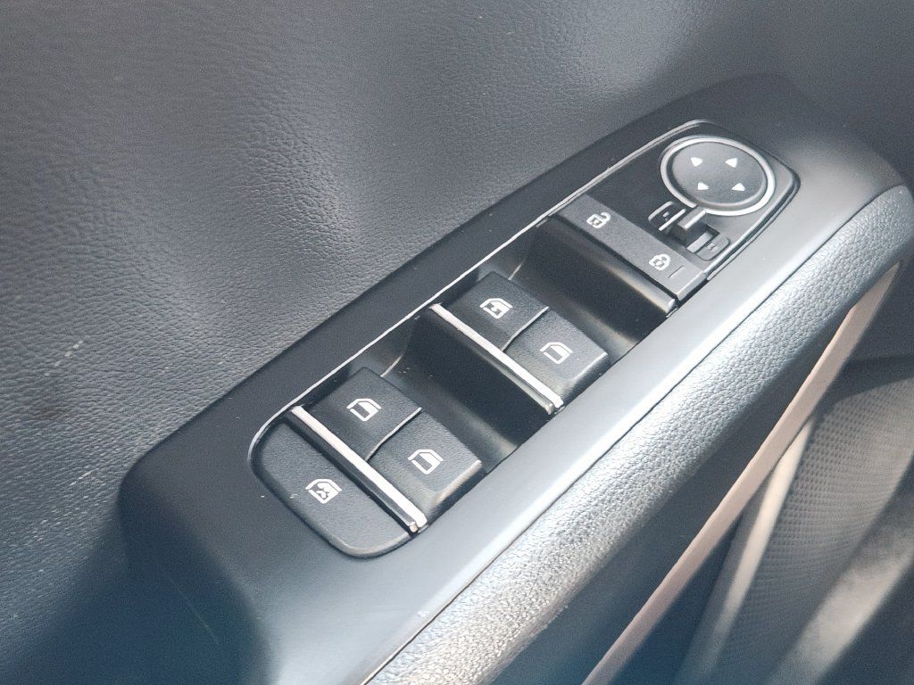 Used 2025 Kia Soul LX w/ LX Technology Package FWD image 25