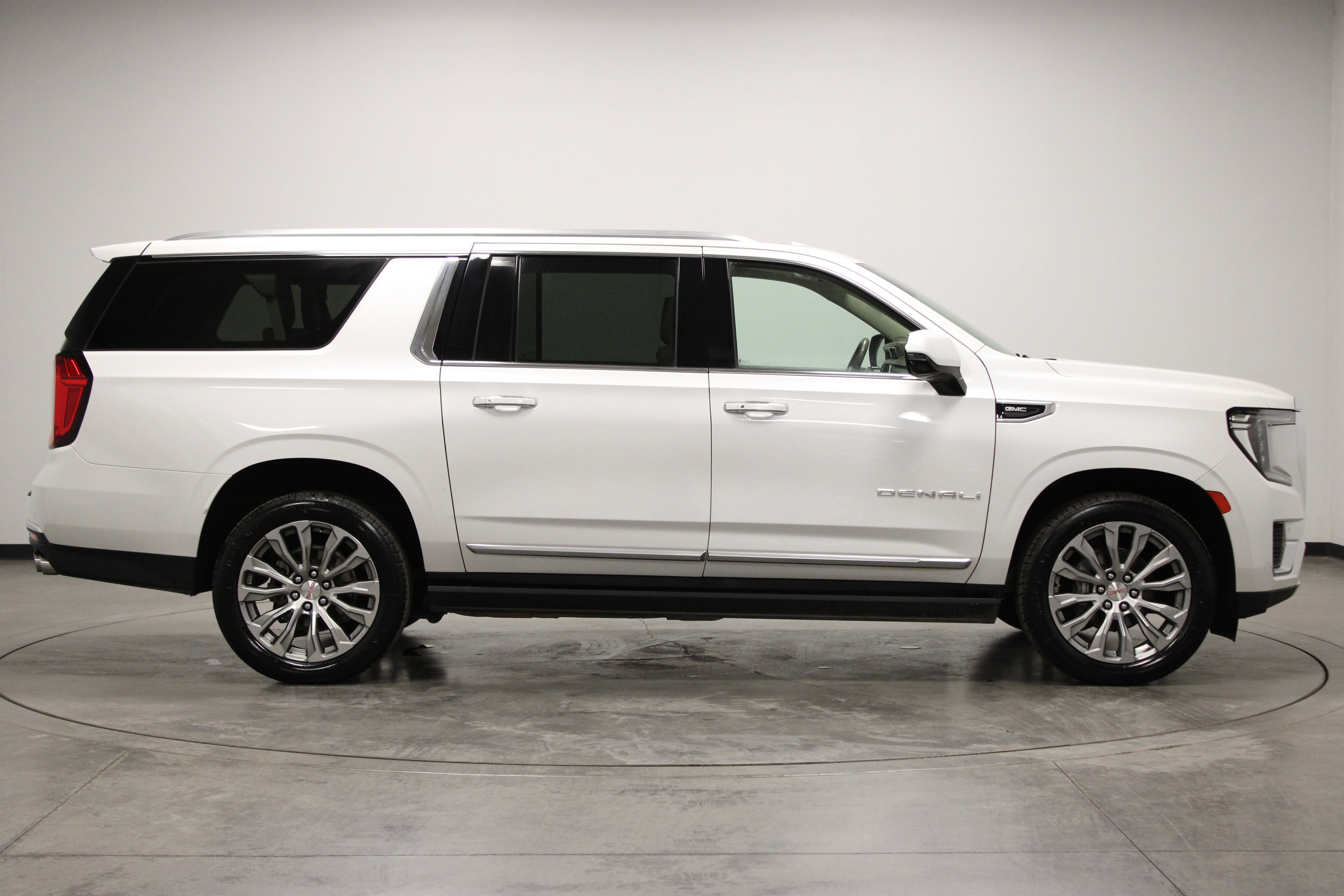 Used 2023 GMC Yukon XL Denali AWD/4WD image 9