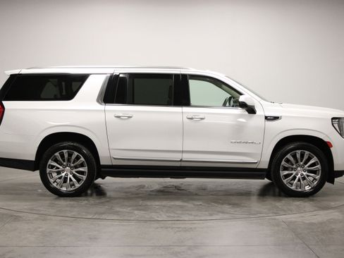 Used 2023 GMC Yukon XL Denali AWD/4WD image 9