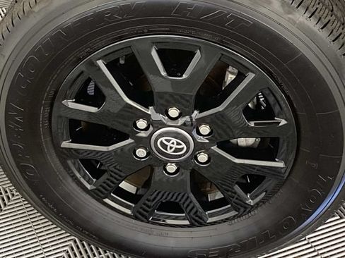 Used 2025 Toyota Tacoma SR5 AWD/4WD image 26