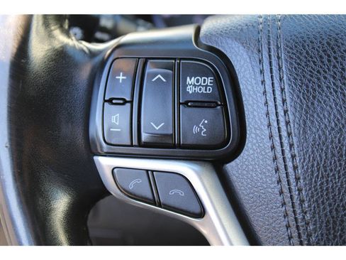 Used 2017 Toyota Highlander SE image 19