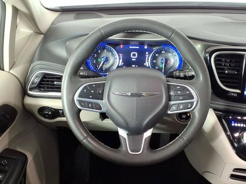 Used 2023 Chrysler Pacifica Touring-L AWD/4WD image 13