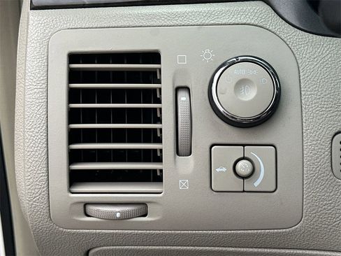 Used 2011 Cadillac DTS Luxury image 31