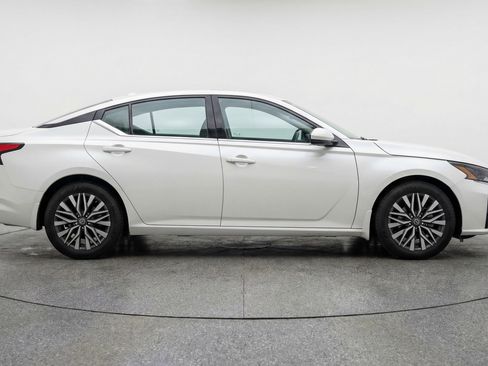 Used 2025 Nissan Altima 2.5 SV FWD image 11
