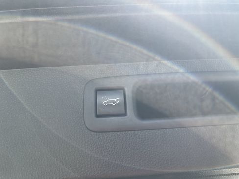 Used 2020 Toyota Highlander LE AWD/4WD image 29