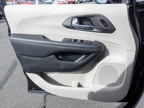 Used 2024 Chrysler Pacifica Select image 22