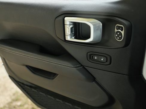 Used 2022 Jeep Wrangler Unlimited Sahara w/ Cold Weather Group AWD/4WD image 16