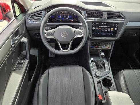 Used 2022 Volkswagen Tiguan SE image 14