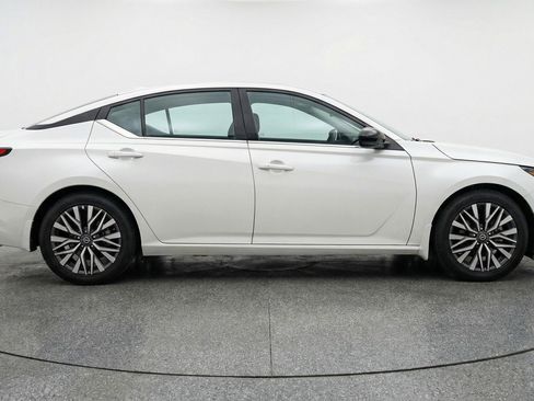 Used 2025 Nissan Altima 2.5 SV FWD image 11