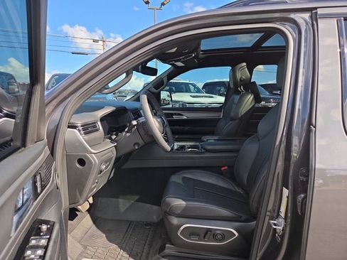 Used 2025 Jeep Wagoneer L Series II w/ Convenience Group I AWD/4WD image 10
