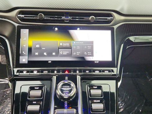 Used 2025 Aston Martin V8 Vantage Coupe image 10