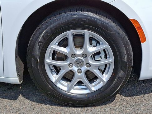 Used 2022 Chrysler Pacifica Touring-L image 7