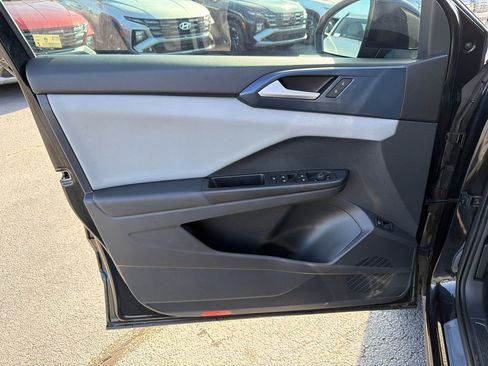 Used 2023 Volkswagen Taos SE w/ Panoramic Sunroof Package image 10