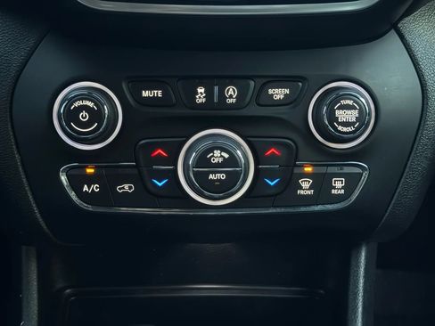 Used 2019 Jeep Cherokee Limited image 38