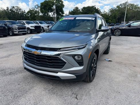 Used 2024 Chevrolet TrailBlazer LT AWD/4WD image 2