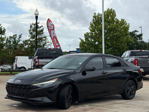 Used 2023 Hyundai Elantra SEL w/ Preferred Accessory Package FWD image 8