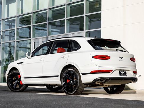 Used 2025 Bentley Bentayga image 14
