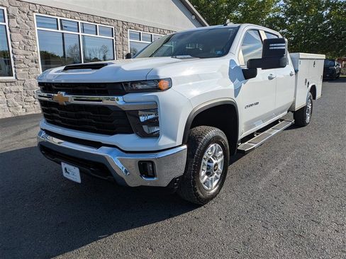 Used 2024 Chevrolet Silverado 2500 LT w/ Convenience Package AWD/4WD image 2