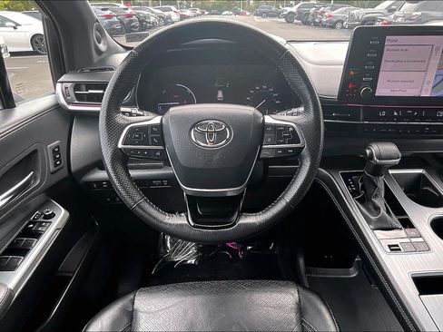 Used 2023 Toyota Sienna XSE AWD/4WD image 5