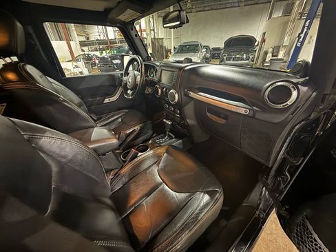 Used 2013 Jeep Wrangler Unlimited Rubicon w/ Connectivity Group AWD/4WD image 10