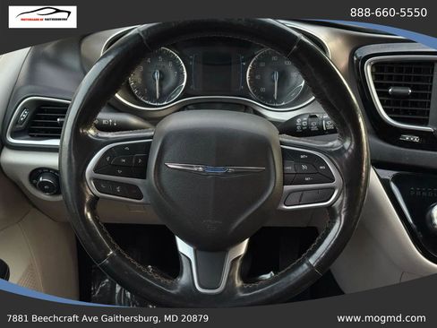 Used 2020 Chrysler Pacifica Touring-L image 38
