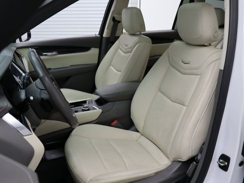 Used 2022 Cadillac XT6 Premium Luxury image 10