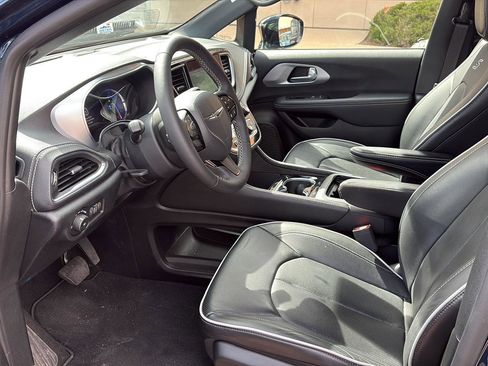 Used 2025 Chrysler Pacifica Premium image 5