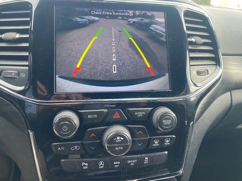 Used 2019 Jeep Grand Cherokee Laredo image 10