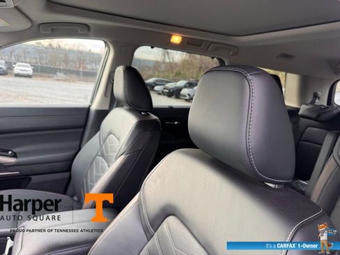 Used 2024 Nissan Pathfinder Platinum image 12